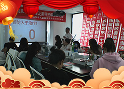 虎氣沖星斗,春光艷錦霞!廣州清顏世家祝您新年票子多多,福氣多多!