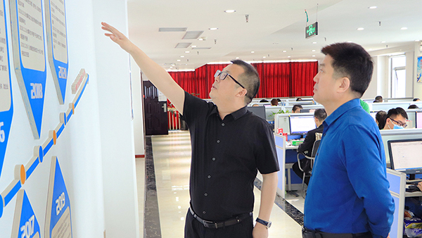 熱烈歡迎石佛園區運營中心魏主任一行蒞臨火爆網參觀指導!1 熱烈歡迎石佛園區運營中心魏主任一行蒞臨火爆網參觀指導!1